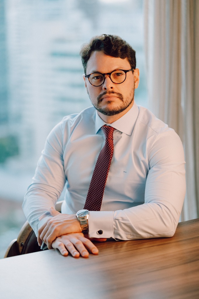 Matheus Athayde em seu escritório